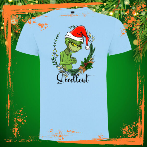 Camiseta de manga corta de color celeste. Calidad cien por cien algodón. El diseño que tiene estampado en el pecho, representa al Grinch, juntando los dedos de las manos y diciendo "Excellent", en una típica pose similar a la del señor Burns en los Simpson, con una girnalda navideña de plantas alrededor. El fondo de la imagen donde se encuentra ubicada la camiseta está representado con motivos navideños en fondo verde, y por encima de toda imagen, los característicos restregones de pintura naranja de las publicaciones de Orange Moon.