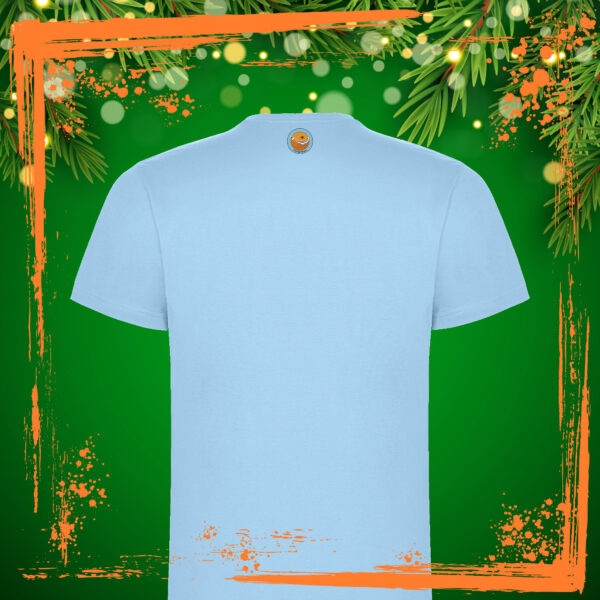 Camiseta de manga corta de color celeste. Vista trasera. Calidad cien por cien algodón. El diseño que tiene estampado en el pecho, representa al Grinch, juntando los dedos de las manos y diciendo "Excellent", en una típica pose similar a la del señor Burns en los Simpson, con una girnalda navideña de plantas alrededor. El fondo de la imagen donde se encuentra ubicada la camiseta está representado con motivos navideños en fondo verde, y por encima de toda imagen, los característicos restregones de pintura naranja de las publicaciones de Orange Moon.