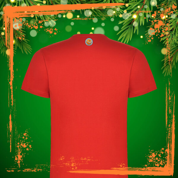Camiseta de manga corta de color rojo. Vista trasera. Calidad cien por cien algodón. El diseño que tiene estampado en el pecho, representa al Grinch, juntando los dedos de las manos y diciendo "Excellent", en una típica pose similar a la del señor Burns en los Simpson, con una girnalda navideña de plantas alrededor. El fondo de la imagen donde se encuentra ubicada la camiseta está representado con motivos navideños en fondo verde, y por encima de toda imagen, los característicos restregones de pintura naranja de las publicaciones de Orange Moon.