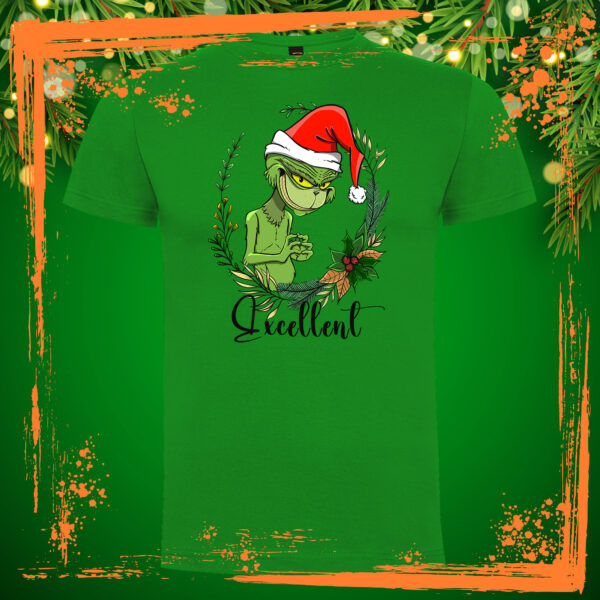 Camiseta de manga corta de color verde grass. Calidad cien por cien algodón. El diseño que tiene estampado en el pecho, representa al Grinch, juntando los dedos de las manos y diciendo "Excellent", en una típica pose similar a la del señor Burns en los Simpson, con una girnalda navideña de plantas alrededor. El fondo de la imagen donde se encuentra ubicada la camiseta está representado con motivos navideños en fondo verde, y por encima de toda imagen, los característicos restregones de pintura naranja de las publicaciones de Orange Moon.