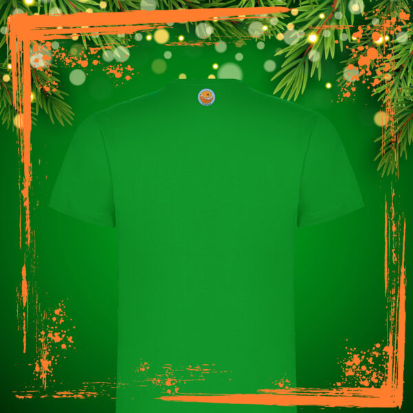 Camiseta de manga corta de color veerde grass. Vista trasera. Calidad cien por cien algodón. El diseño que tiene estampado en el pecho, representa al Grinch, juntando los dedos de las manos y diciendo "Excellent", en una típica pose similar a la del señor Burns en los Simpson, con una girnalda navideña de plantas alrededor. El fondo de la imagen donde se encuentra ubicada la camiseta está representado con motivos navideños en fondo verde, y por encima de toda imagen, los característicos restregones de pintura naranja de las publicaciones de Orange Moon.