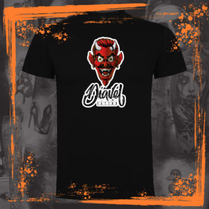 Camiseta de manga corta de color negra. Calidad cien por cien algodón. El diseño que tiene estampado en el pecho, representa el logotipo del estudio de tatuajes Diavel Tattoo, que es la cara de un demonio con bigote y cuernos sonriendo, con pendientes en las orejas y un peinado moderno. Bajo la cara del demonio, se lee "Diavel Tattoo". El fondo de la imagen donde se encuentra ubicada la camiseta está representado con varias fotos de los tatuajes realizados en este estudio con un cincuenta por ciento de opacidad , y los característicos restregones de pintura naranja de las publicaciones de Orange Moon.