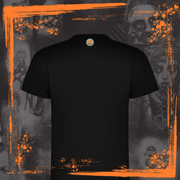 Camiseta de manga corta de color negra vista de espaldas. Calidad cien por cien algodón. El diseño que tiene estampado bajo el cuello el logotipo de la marca Orange Moon, representado por un cohete blanco volando alrededor de una luna naranja con la forma de la fruta con un marco de color turquesa. El fondo de la imagen donde se encuentra ubicada la camiseta está representado con el mismo diseño de la impresión de la camiseta con un cincuenta por ciento de opacidad, y los característicos restregones de pintura naranja de las publicaciones de Orange Moon.