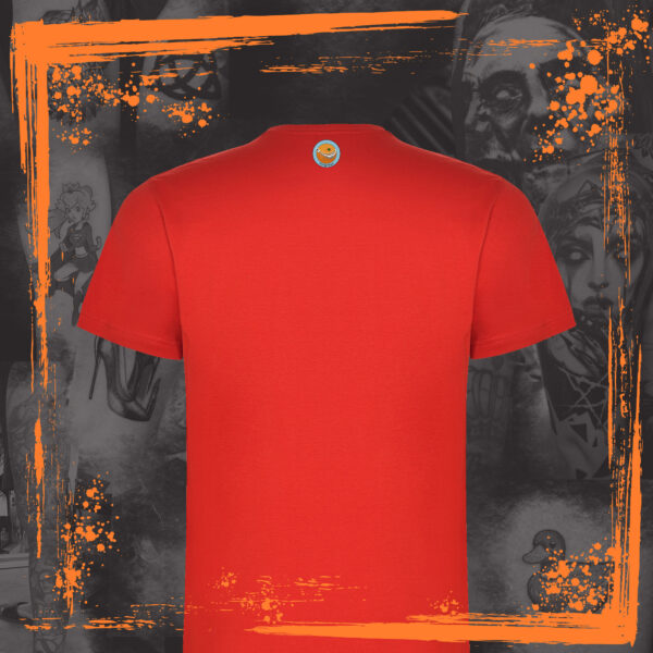 Camiseta de manga corta de color roja vista de espaldas. Calidad cien por cien algodón. El diseño que tiene estampado bajo el cuello el logotipo de la marca Orange Moon, representado por un cohete blanco volando alrededor de una luna naranja con la forma de la fruta con un marco de color turquesa. El fondo de la imagen donde se encuentra ubicada la camiseta está representado con el mismo diseño de la impresión de la camiseta con un cincuenta por ciento de opacidad, y los característicos restregones de pintura naranja de las publicaciones de Orange Moon.