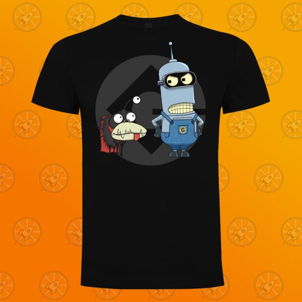 Camiseta de manga corta. Calidad cien por cien algodón. El diseño que tiene estampado en el pecho, representa a un personaje que se parece a BLender de Futurama y otro que parece Mordisquitos, pero con el estilo de los Minions de Gru. El fondo de la imagen donde se encuentra ubicada la camiseta está representado con el nuevo logo de Orange Moon en mosaico en transparencia, sobre un fondo degradado naranja.