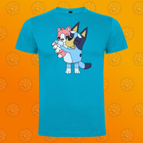 Camiseta de manga corta unisex con diseño impreso Bluey y su peluche. - Imagen 3