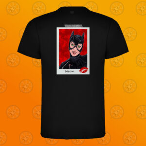 Camiseta con el diseño de la imagen de una foto polaroid de Catwoman relamiendose sobre fondo rojo, con la marca de un beso y la palabra "meow"